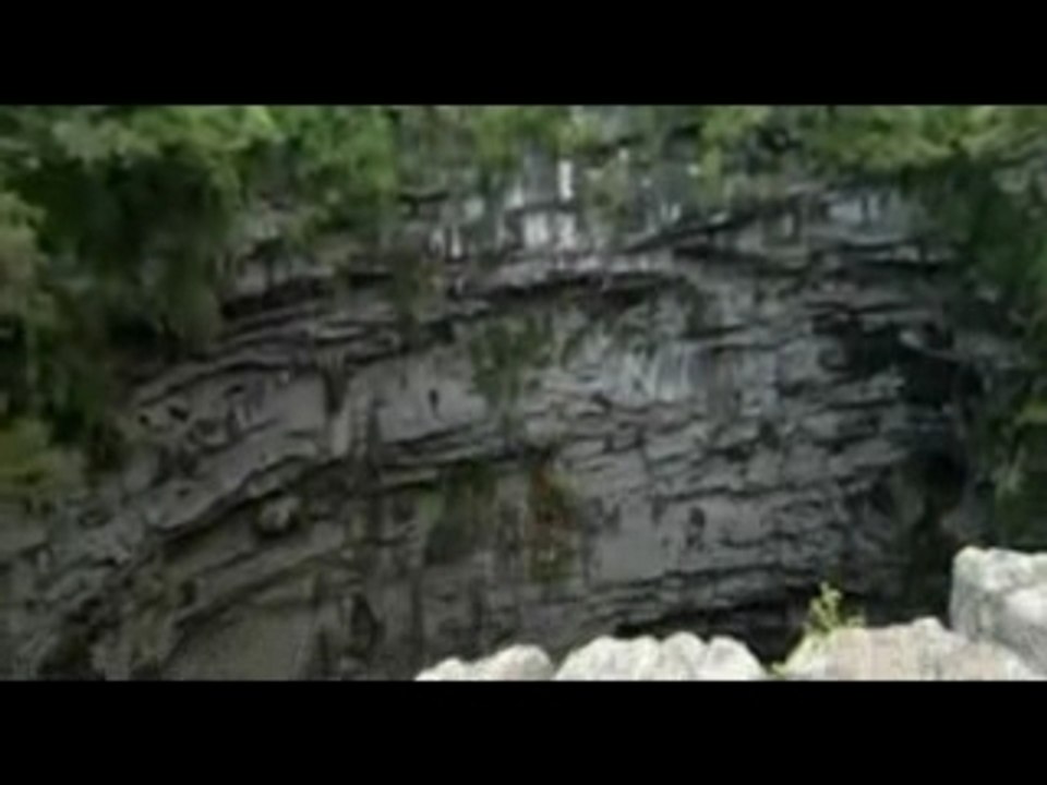 Saut en parachute dans une cavitée