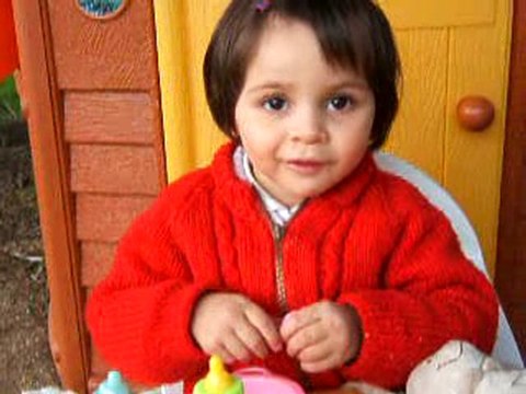 Maïlys joue avec Mamie