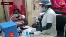 सफाई कर्मी को लगा कोरोना वैक्सीन का पहला टीका