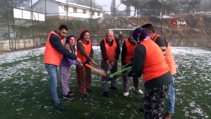 Tarlada Çalıştıktan Sonra Türkiye Birinciliği İçin Karda Hokey Oynuyorlar