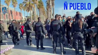Independentistas y ultraizquierda acosan a los asistentes a la capra de Vox en Paseo Marítimo de Barcelona