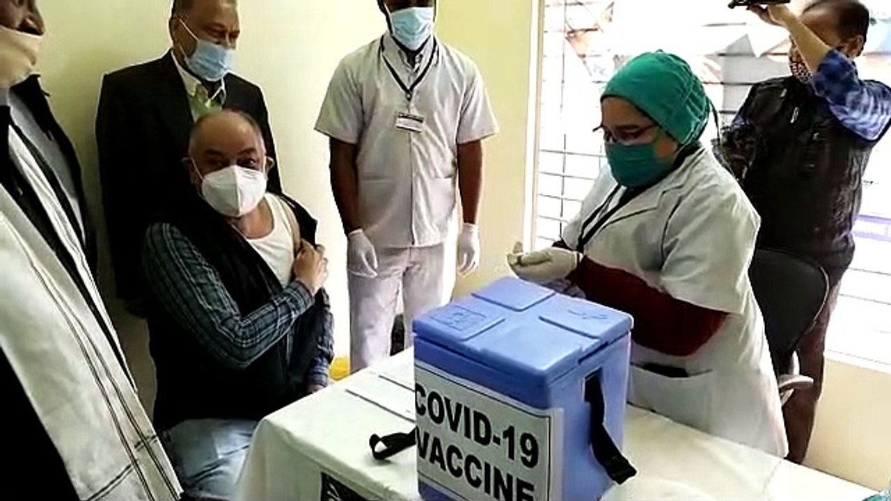 कोरबा में कोरोना टीकाकरण की शुरुआत, जिला अस्पताल के सिविल सर्जन को लगा पहला टीका