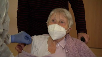 Covid-19: la première vaccinée en Allemagne a reçu sa deuxième injection