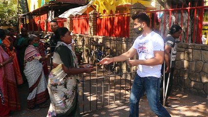 Jay Bhanushali Helping A Beggars Outside A Temple