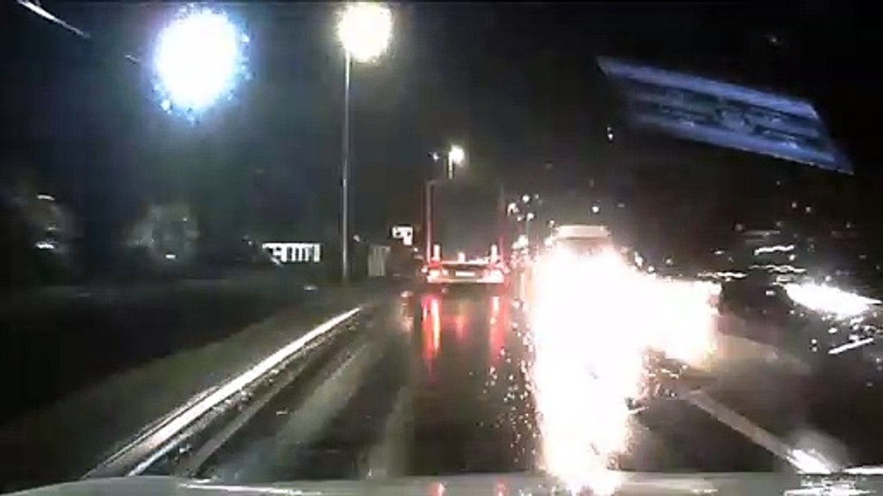 Stupid Driver risks life to get 2 spaces ahead