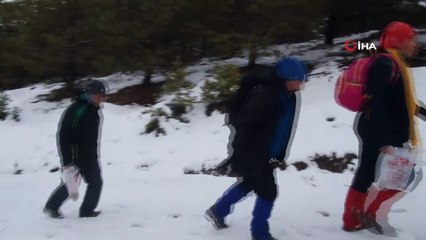 Sivaslı dağcılar bu kez hayvanlar için tırmandı
