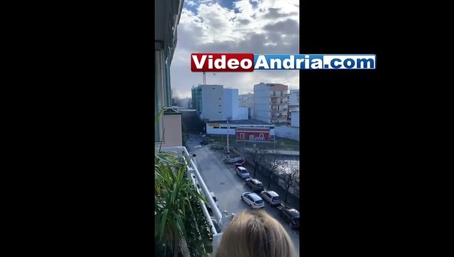 Andria: incendio in via Barletta, Vigili del Fuoco sulla struttura in fiamme