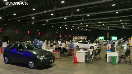 شاهد أرجنتينيون يخضعون لاختبارات كوفيد-19 في سياراتهم