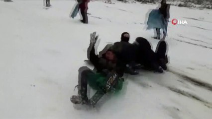 Poşetle Kaydılar...Karın Keyfini Çocuklar Çıkardı