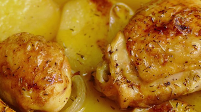 Pollo al horno con patatas y cebolla