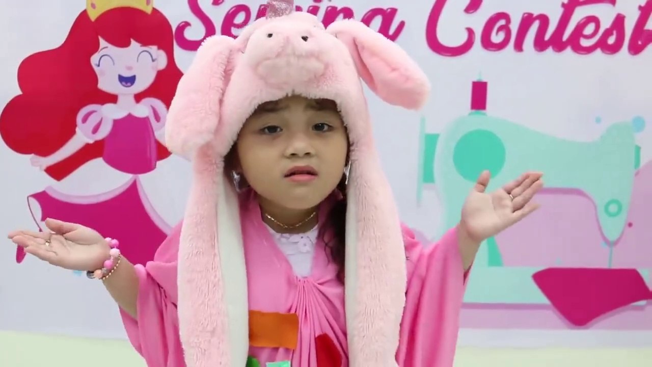 Suri & Annie Sews Beautiful Costumes Challenge with Toy Sewing Machine