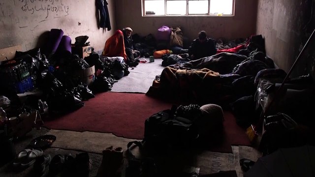 Bosnia: Hundreds of migrants grappling with freezing temperatures in makeshift shelters