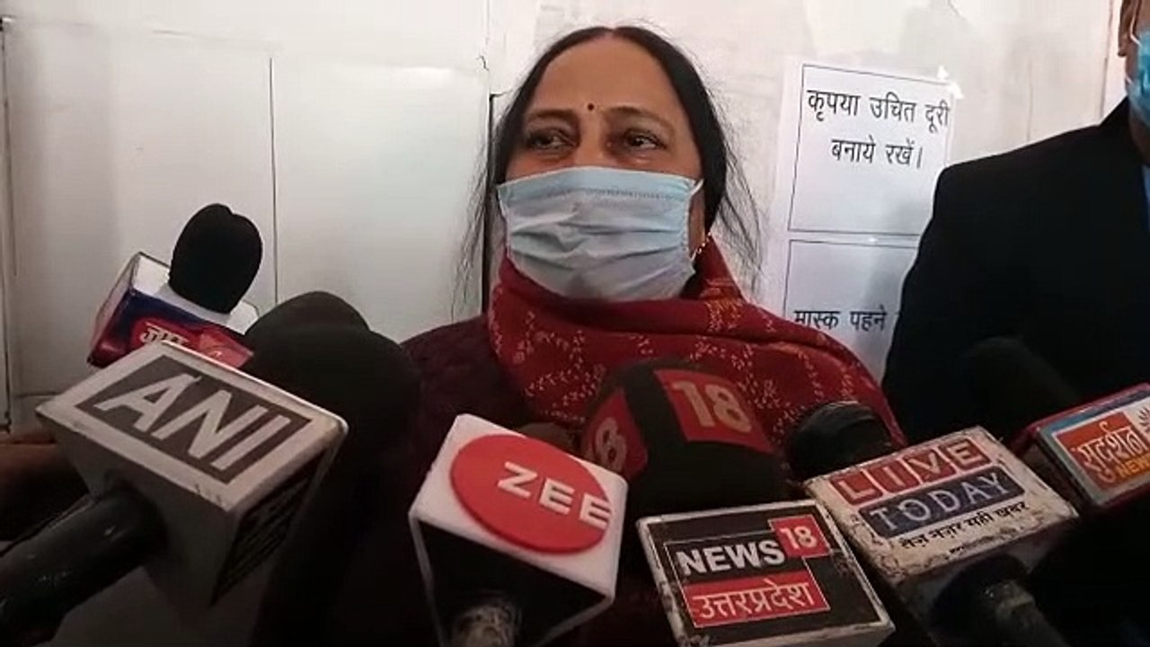 कोरोना वैक्सीन का पहला टीका महिला अस्पताल की सीएमएस सुषमा  कर्णवाल को लगाया गया