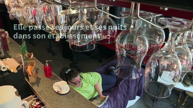 Belgique: révoltée contre la fermeture des cafés, une patronne dort dans son bar