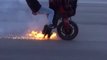 Ce biker fait une roue et va le regretter... moto en feu