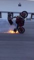 Ce biker fait une roue et va le regretter... moto en feu