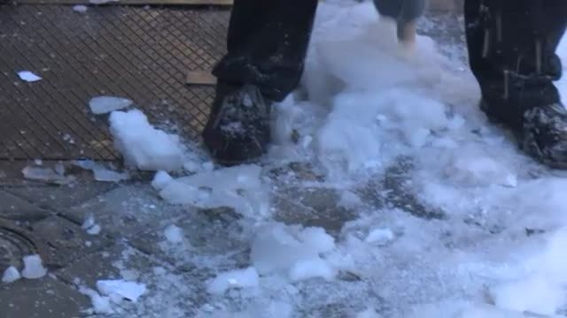 Miles de calles en Madrid siguen cubiertas de nieve una semana después del temporal