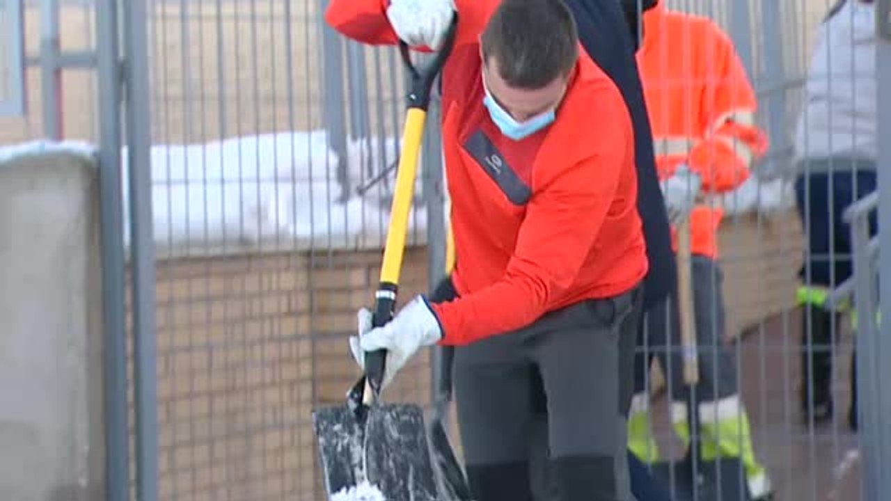 Padres y madres abren camino en la nieve para la vuelta a los colegios
