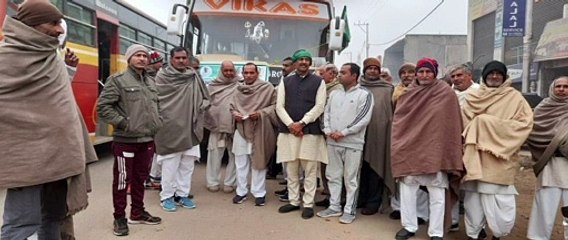 कृषि कानून के विरोध में बॉर्डर पर धरना दे रहे किसानों के लिए सामग्री लेकर पहुंचे किसान