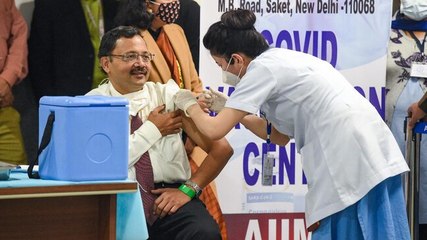 Top doctors receive Covid-19 vaccine shots