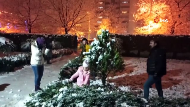 Bursa’da kar yağışının keyfini yine çocuklar çıkardı