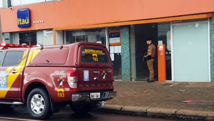 Porta que dá acesso a interior da Agência do Itaú, na Av. Brasil, é arrombada e sistema de alarme é acionado
