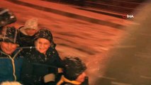 İstanbul'da çocuklar karın tadını çıkarırken sürücüler zor anlar yaşadı