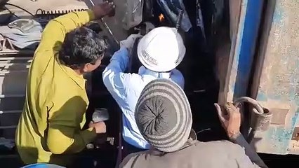 Accident के बाद दो गाड़ियों के बीच 4 घंटे तक फंसा रहा ड्राइवर, लोग बनाते रहे Video