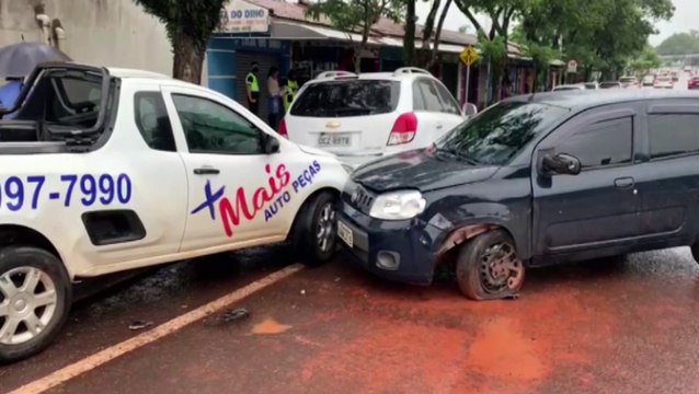 Colisão entre três veículos deixa uma das faixas da Avenida Carlos Gomes interditada