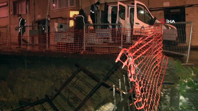 Üsküdar’da kar ve yağmur yağışı nedeniyle istinat duvarı çöktü