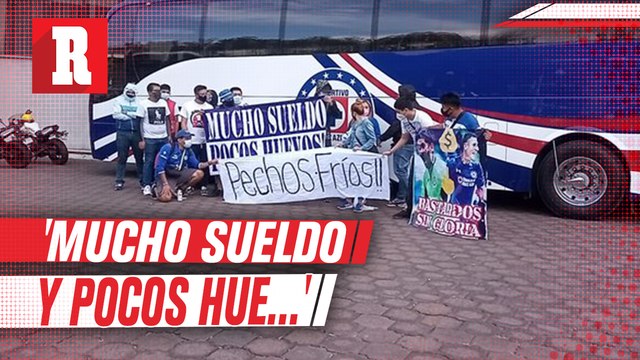 Afición de Cruz Azul a jugadores: 'Mucho sueldo y pocos hue...'