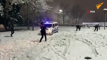 Sakarya’da karın keyfini çıkaran polis ekibi.