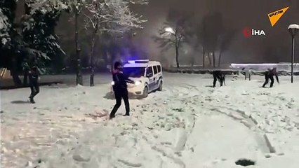 Sakarya’da karın keyfini çıkaran polis ekibi.