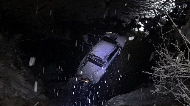 Karda kayan kamyonet dereye yuvarlandı 6 yaralı