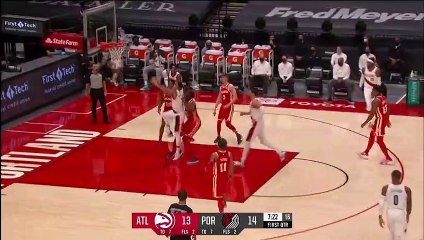 Clint Capela marche sur la cheville de CJ McCollum