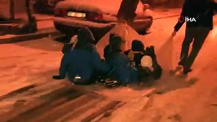 İstanbul'da çocuklar karın tadını çıkarırken sürücüler zor anlar yaşadı