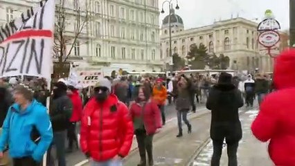 Avusturya’da binlerce gösterici Kovid-19 önlemlerini protesto etti