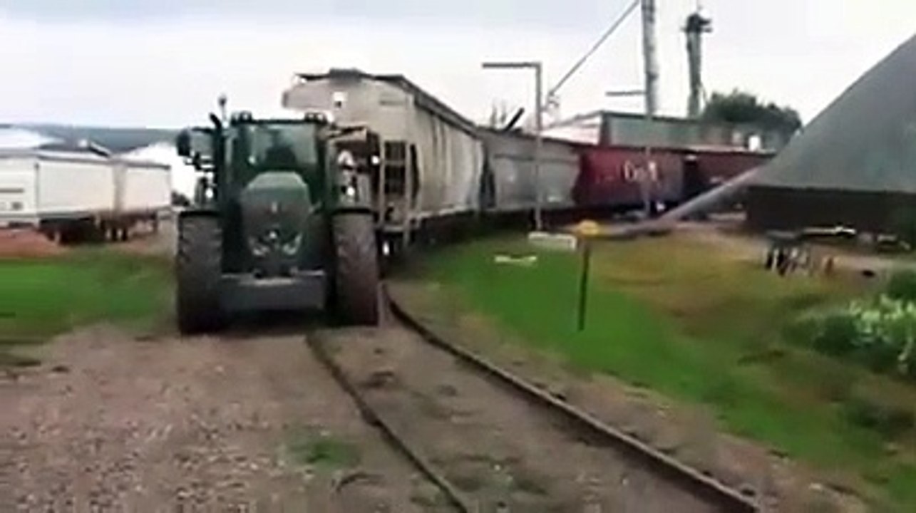 Fendt Vario 936 Yük Treni Çekiyor