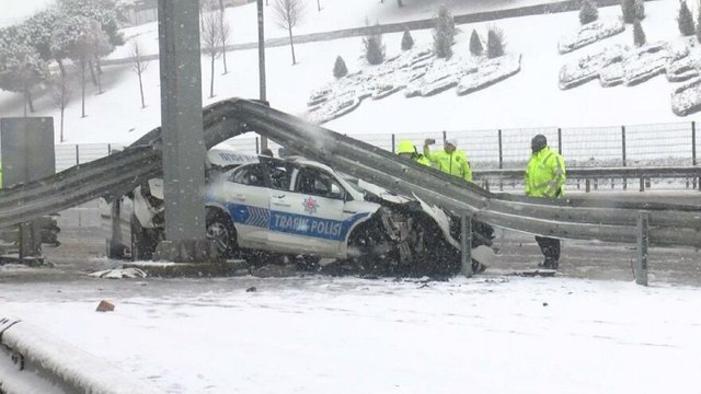 Sivil polis aracı trafik polisi aracına çarptı: Üç yaralı