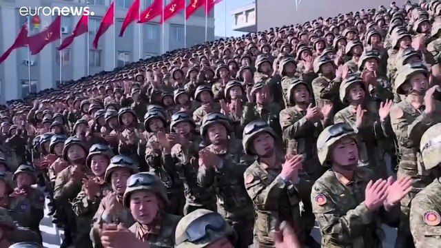 شاهد: كيم جونغ أون يلتقط صورة تذكارية مع مئات الجنود في بيونغ يانغ