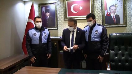 Zabıta Ekipleri Dışarıda Namaz Kılanlar Islanmasın Diye Şemsiye Tuttu