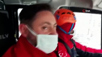 Arama kurtarma ekiplerinden kar nedeniyle ulaşılamayan yerlerde hayvan besleme operasyonu