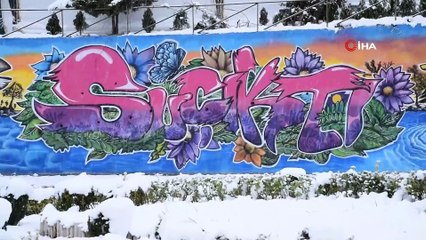 Dursunbey'de yolların kapanmaması için ekiplerin mesaisi sürüyor