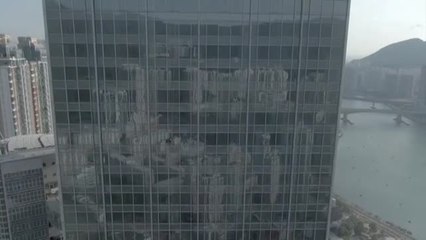 Un parapléjico chino escala la Torre Nina de Hong Kong