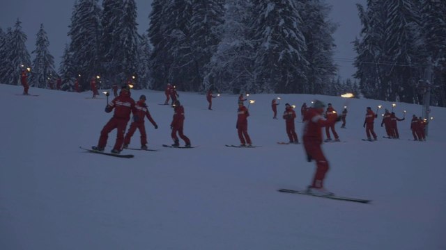 Stations de ski: des moniteurs se mobilisent pour une descente aux flambeaux symbolique