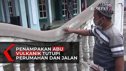 Penampakan Abu Vulkanik Selimuti Jalan dan Rumah Warga