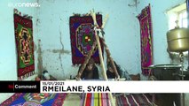 شاهد: شقيقتان كرديّتان تتقنان فنّ نسج السجاد الملوّن على الطريقة التقليدية