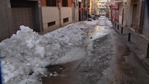 Las calzadas congeladas por los barrios madrileños siguen limitando movimientos