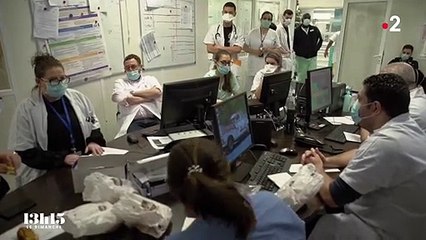 Covid-19 : au cœur d'une discussion sur la vaccination avec des soignants du service des urgences de l'hôpital Delafontaine en Seine-Saint-Denis