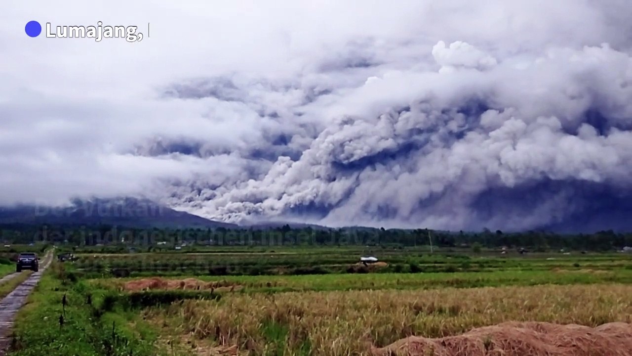Indonesischer vulkan semeru ausgebrochen